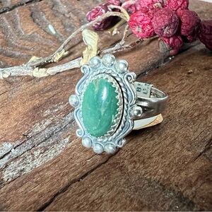 New Old Stock Navajo Ring Green Turquoise Oval Dainty Bell Trading Post Sz 7.5